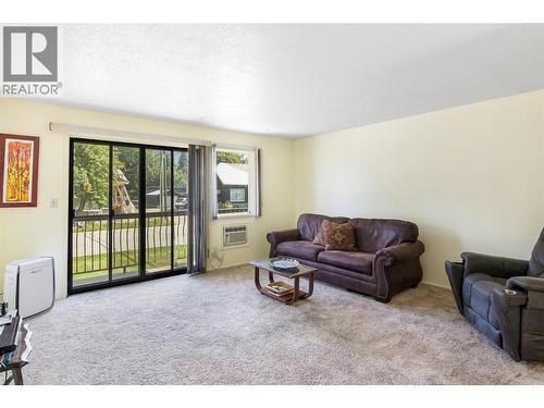 800 Mackenzie Avenue Unit# 101, Revelstoke, BC - Indoor Photo Showing Living Room