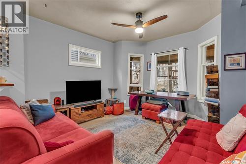 2231 Quebec Street, Regina, SK - Indoor Photo Showing Living Room