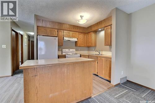 1580 Lacon Street, Regina, SK - Indoor Photo Showing Kitchen With Double Sink