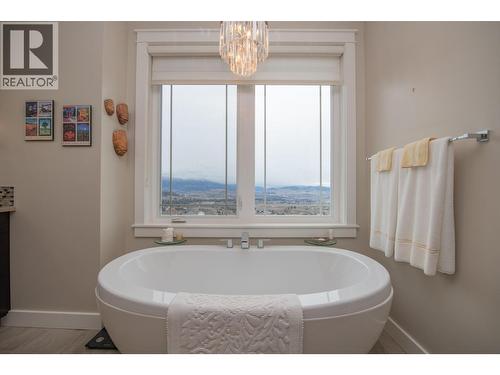733 Hart Lane, Vernon, BC - Indoor Photo Showing Bathroom