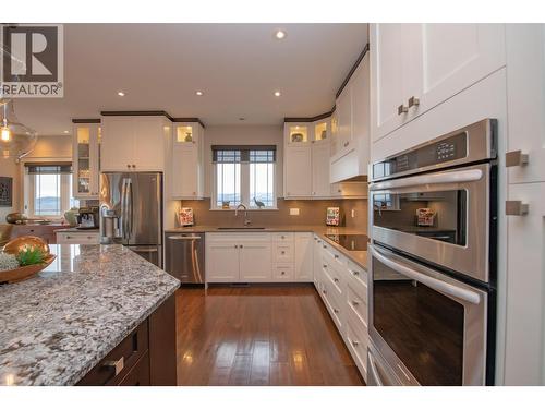 733 Hart Lane, Vernon, BC - Indoor Photo Showing Kitchen With Stainless Steel Kitchen With Upgraded Kitchen