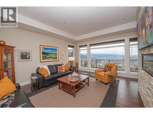 733 Hart Lane, Vernon, BC - Indoor Photo Showing Living Room