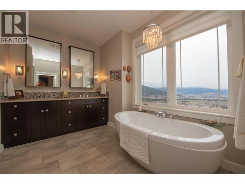 733 Hart Lane, Vernon, BC - Indoor Photo Showing Bathroom