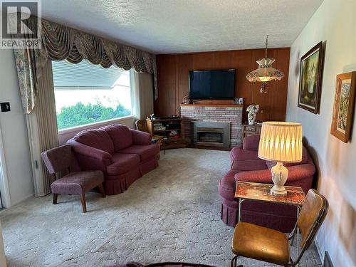 126 Grandview Street, Penticton, BC - Indoor Photo Showing Living Room With Fireplace