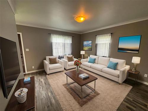 43 2Nd Avenue Sw, Minnedosa, MB - Indoor Photo Showing Living Room