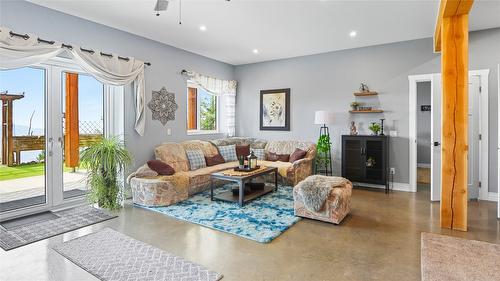 137 Eagle Point, Osoyoos, BC - Indoor Photo Showing Living Room