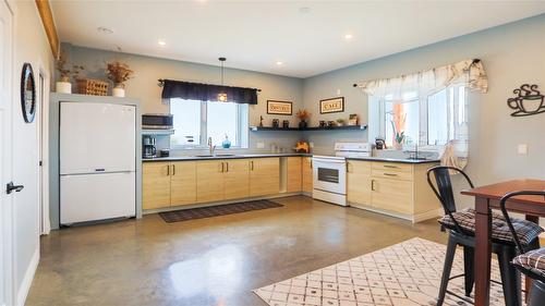 137 Eagle Point, Osoyoos, BC - Indoor Photo Showing Kitchen