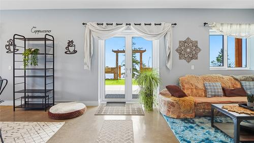 137 Eagle Point, Osoyoos, BC - Indoor Photo Showing Living Room