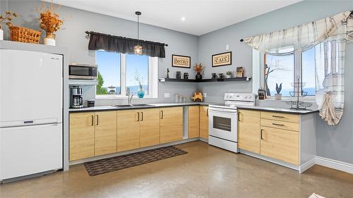 137 Eagle Point, Osoyoos, BC - Indoor Photo Showing Kitchen With Double Sink