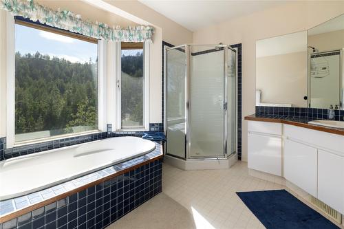 440 Grainger Road, Kelowna, BC - Indoor Photo Showing Bathroom