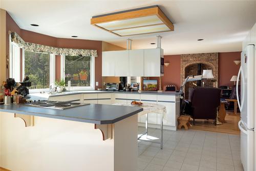 440 Grainger Road, Kelowna, BC - Indoor Photo Showing Kitchen