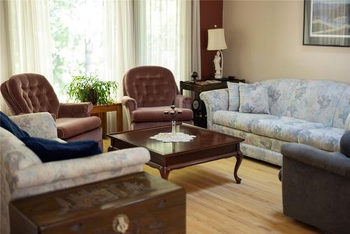 440 Grainger Road, Kelowna, BC - Indoor Photo Showing Living Room