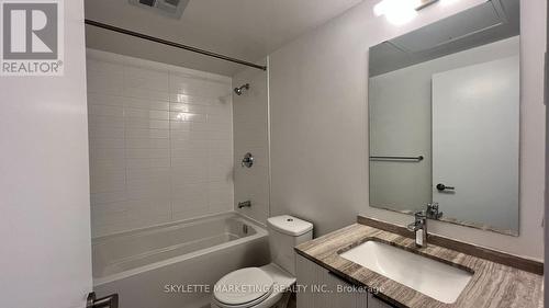 3204 - 11 Wellesley Street W, Toronto, ON - Indoor Photo Showing Bathroom
