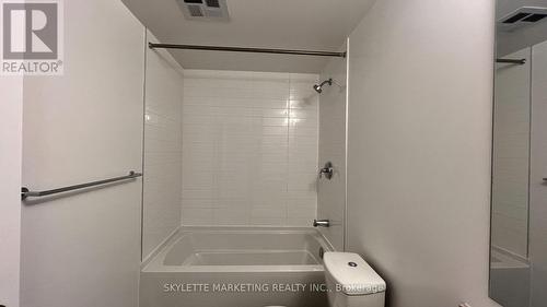 3204 - 11 Wellesley Street W, Toronto, ON - Indoor Photo Showing Bathroom