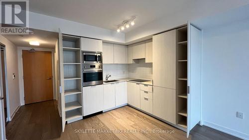 3204 - 11 Wellesley Street W, Toronto, ON - Indoor Photo Showing Kitchen