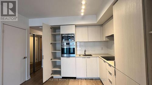 3204 - 11 Wellesley Street W, Toronto, ON - Indoor Photo Showing Kitchen
