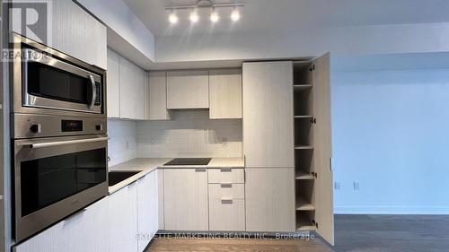 3204 - 11 Wellesley Street W, Toronto, ON - Indoor Photo Showing Kitchen