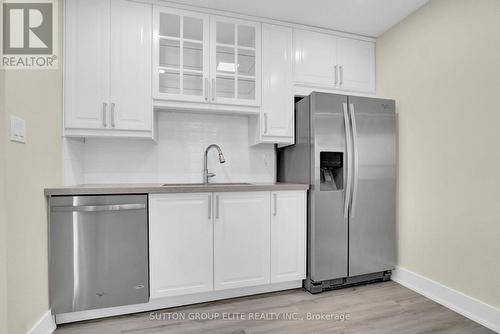 5 - 200 Robert Speck Parkway, Mississauga, ON - Indoor Photo Showing Kitchen