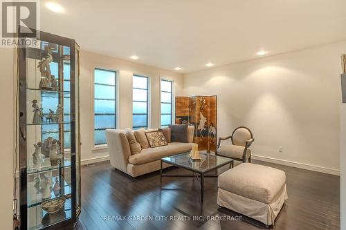 86 Tremont Drive, St. Catharines (Glendale/Glenridge), ON - Indoor Photo Showing Living Room