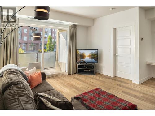 985 Academy Way Unit# 208, Kelowna, BC - Indoor Photo Showing Living Room