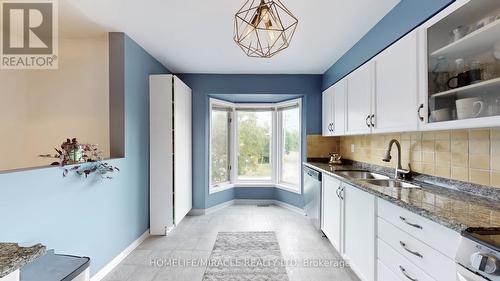 4 William Curtis Circle, Newmarket, ON - Indoor Photo Showing Kitchen With Double Sink