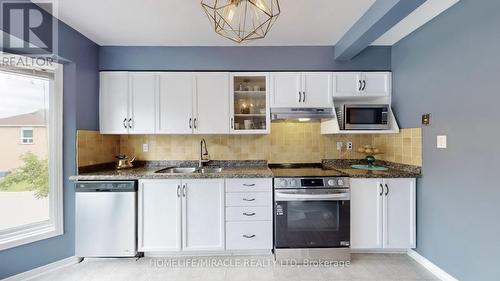 4 William Curtis Circle, Newmarket, ON - Indoor Photo Showing Kitchen With Double Sink