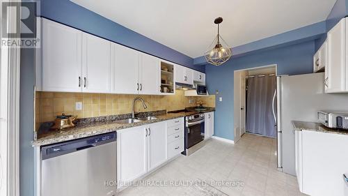 4 William Curtis Circle, Newmarket, ON - Indoor Photo Showing Kitchen With Double Sink