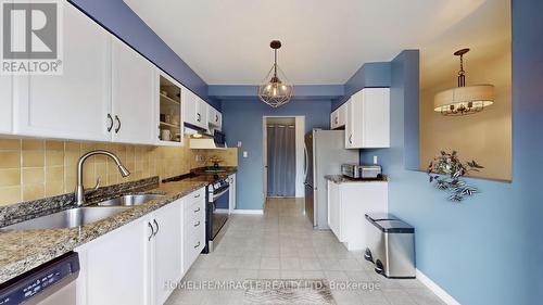 4 William Curtis Circle, Newmarket, ON - Indoor Photo Showing Kitchen With Double Sink