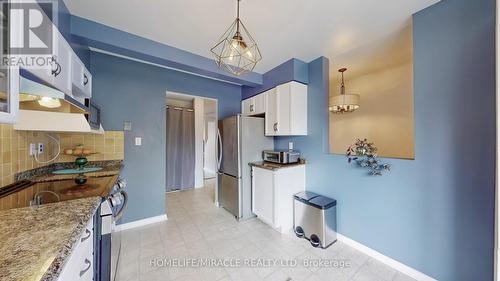 4 William Curtis Circle, Newmarket, ON - Indoor Photo Showing Kitchen