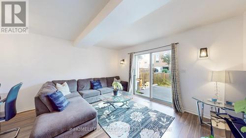 4 William Curtis Circle, Newmarket, ON - Indoor Photo Showing Living Room