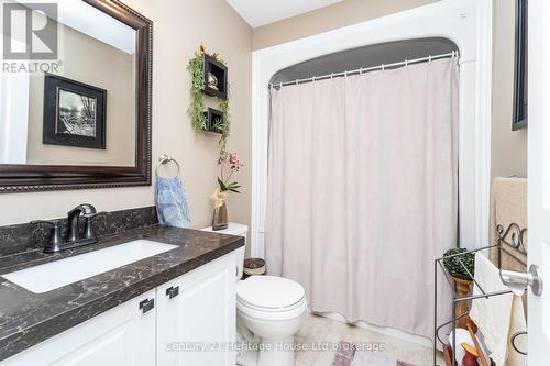 Main floor bathroom - 6295 Townline Road, West Lincoln (Smithville), ON - Indoor Photo Showing Bathroom