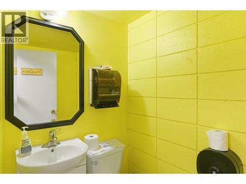 Upper shared half bath #2 - 525 - 527 Lawrence Avenue, Kelowna, BC 