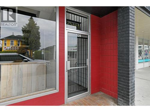 527 main front Entrance - 525 - 527 Lawrence Avenue, Kelowna, BC 