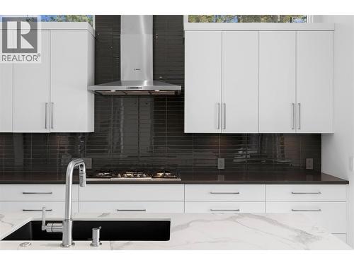 1049 Westpoint Drive, Kelowna, BC - Indoor Photo Showing Kitchen With Upgraded Kitchen