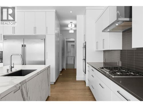1049 Westpoint Drive, Kelowna, BC - Indoor Photo Showing Kitchen With Upgraded Kitchen