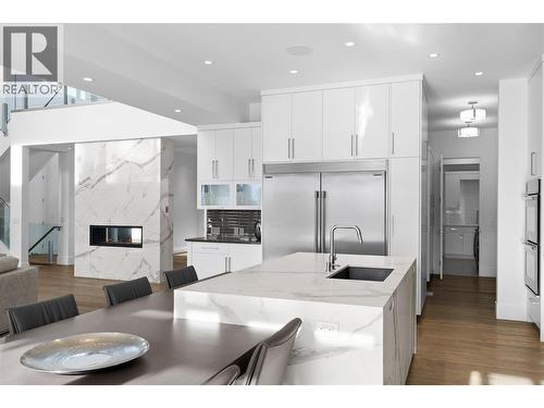 1049 Westpoint Drive, Kelowna, BC - Indoor Photo Showing Kitchen With Upgraded Kitchen