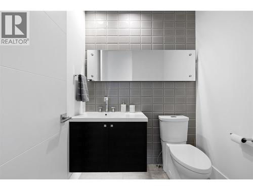 1049 Westpoint Drive, Kelowna, BC - Indoor Photo Showing Bathroom