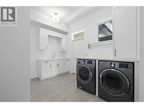 1049 Westpoint Drive, Kelowna, BC - Indoor Photo Showing Laundry Room