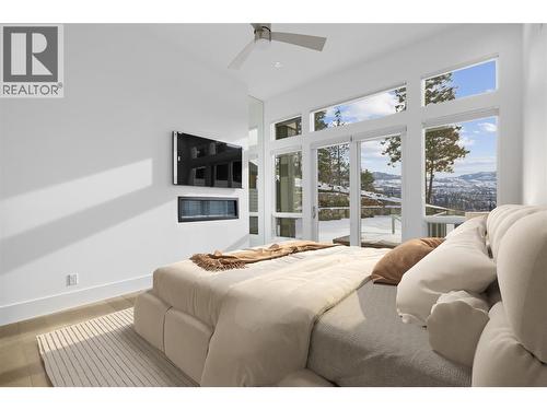 1049 Westpoint Drive, Kelowna, BC - Indoor Photo Showing Bedroom