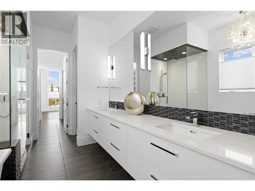 1049 Westpoint Drive, Kelowna, BC - Indoor Photo Showing Bathroom