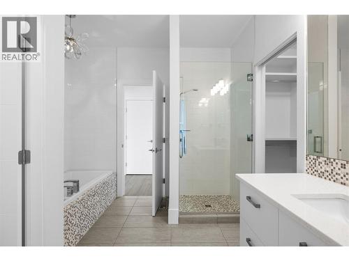 1049 Westpoint Drive, Kelowna, BC - Indoor Photo Showing Bathroom