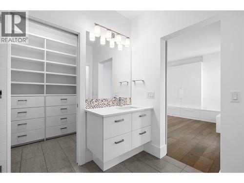 1049 Westpoint Drive, Kelowna, BC - Indoor