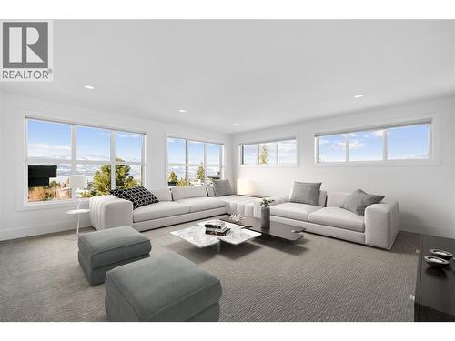 1049 Westpoint Drive, Kelowna, BC - Indoor Photo Showing Living Room