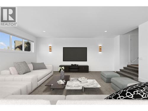 1049 Westpoint Drive, Kelowna, BC - Indoor Photo Showing Living Room