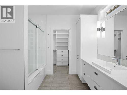 1049 Westpoint Drive, Kelowna, BC - Indoor Photo Showing Bathroom