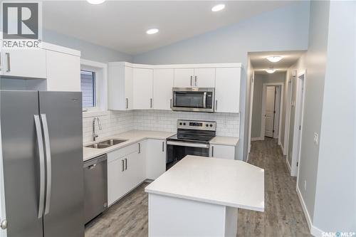 438 Kinloch Crescent, Saskatoon, SK - Indoor Photo Showing Kitchen With Double Sink With Upgraded Kitchen