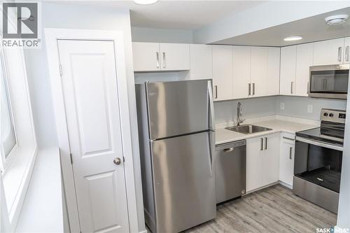 438 Kinloch Crescent, Saskatoon, SK - Indoor Photo Showing Kitchen