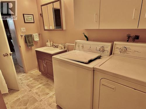 790 Carlyle Street, Warfield, BC - Indoor Photo Showing Laundry Room