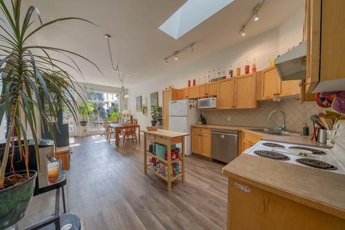 103-4880 Edelweiss Street, Radium Hot Springs, BC - Indoor Photo Showing Kitchen