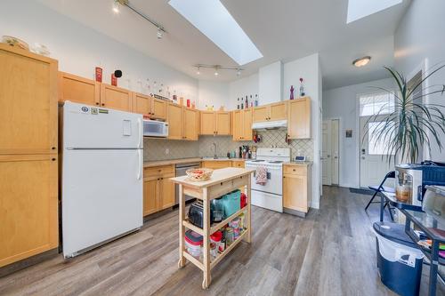 103-4880 Edelweiss Street, Radium Hot Springs, BC - Indoor Photo Showing Kitchen